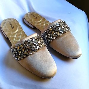 Birdies size 9 The Songbird Snow Crystal mule.